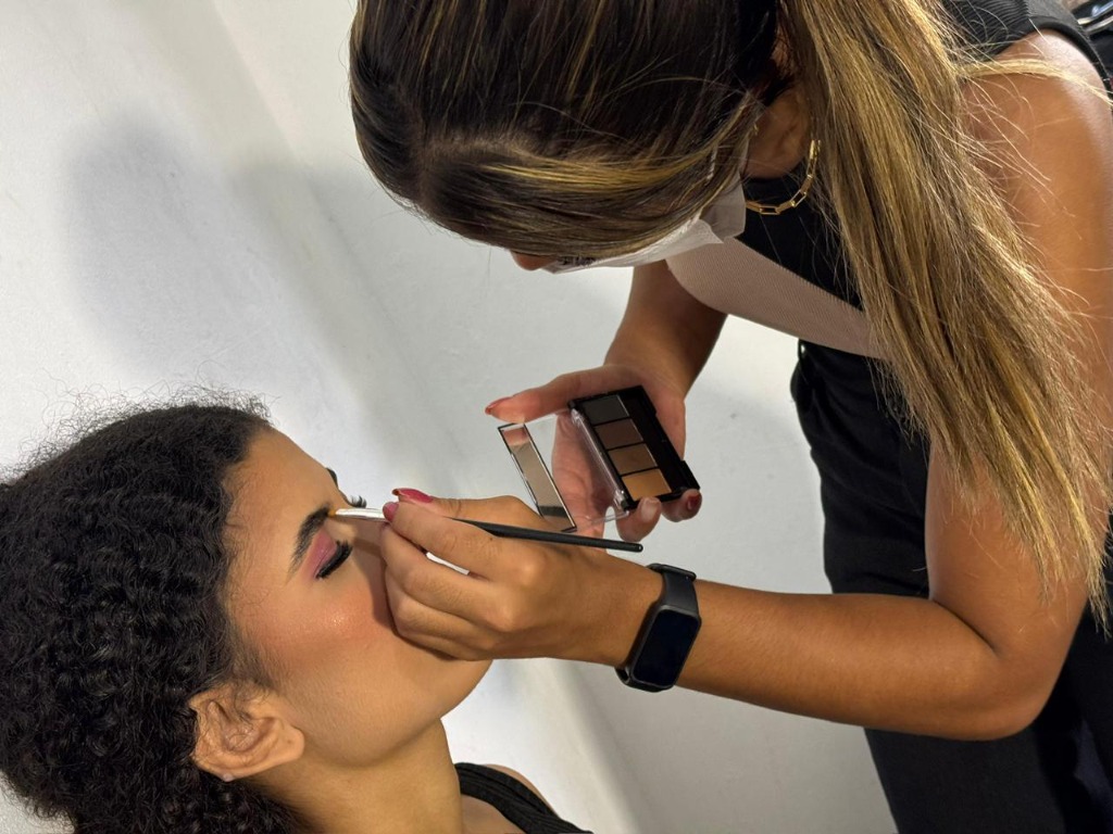 Melissa Gomes maquiando